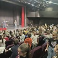 Opština Čajetina obezbedila novčanu pomoć za 203 đaka prvaka i članske karte biblioteke