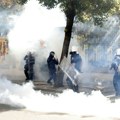 Haos u Tirani: Demonstranti pale i gađaju kamenicama; Policija upotrebila suzavac i vodene topove VIDEO