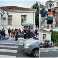 Protest ispred zgrade policije u Čačku zbog hapšenja aktivista: Država nam je objavila rat, oni su samo želeli da iskažu…