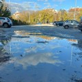 Humanitarni parking u Nišu neasfaltiran i pun rupa i godinu dana nakon "otvaranja"