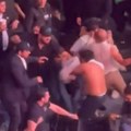 Masovna UFC tuča kakvu niste videli: Navijač brutalno "patosirao" dvojicu, ostali se uključili, nastao haos