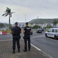 Макрон стигао у Нову Каледонију, најавио останак полицијских снага