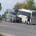 Zgužvan autobus, krv na asfaltu, delovi vozila rasuti na sve strane: Jezive slike sa mesta užasa kod Inđije na kom je…