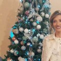 (Foto): Jovana Joksimović u miniću i salonkama - Pozirala pored ogromne jelke, ne skida osmeh sa lica: "Godina nove nade i…