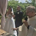 Sveštenik napravio feštu na venčanju: Dohvatio mikrofon, pa zapevao, mladenci nisu znali šta ih je snašlo!