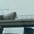 (Видео) Преврнула се приколица на: Ауто-путу Блокиране све 3 траке код петље Сурчин, стварају се гужве