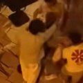 Stravičan snimak iz centra Splita! Turista leži nasred puta, a ostali ga šutiraju, čuje se: "Umreće"!
