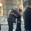 Ovo je 35 godina mlađa žena Den tane: Biljanu grle na sahrani muža, a od nje je pre smrti tražio samo jedno
