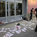 Inspekcija u Leskovcu pokušala da ukloni sa zgrade platno udruženja koje podržava proteste