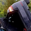 (Foto) da li je ovo: Realno?! Crnogorcu se džip samo izvrnuo kod Prijepolja, iz gepeka sve poispadalo po putu