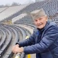 Unuk zvezdaš odveo deku (96) na stadion Partizana! Kročio u Humsku posle 50 godina, postavio ovo pitanje, pa poručio: Bože…