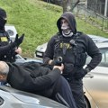 (Foto, video) Ovako je uhapšen napadač sa Novog Beograda: Policajci ga uhvatili u Rakovici, tereti se za teško ubistvo u…
