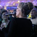 Bakšiš leti na sve strane: Slađu Alegro kitili na veselju, pevačica jedva držala novčanice u ruci (foto)
