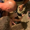 Ovo ima samo u Bosni! Mališa se zaglavio u tabureu, vatrogasna ekipa došla da ga vadi