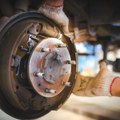 Zašto kočnice zarđaju kada automobil dugo stoji? Evo šta treba da uradite pre prve vožnje
