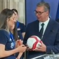 VIDEO Gledale u pod, nisu aplaudirale Vučiću: Snimci sa prijema odbojkašica se masovno dele u Srbiji