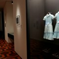 Секира Џека Николсона и плаве хаљинице застрашујућих девојчица из "Исијавања" на аукцији