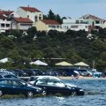 FOTO: Parkirali tik uz more pa se iznenadili šta se dogodilo sa njihovim automobilima
