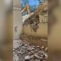 Tokom rušenja na Slaviji, oštećena susedna zgrada: Svetlarnik popucao, u hodniku cigle i šut, stanari zabrinuti, tražiće…