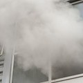 Gori stan u centru Čačka, dim kulja kroz prozor: Ima povređenih