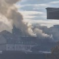 Gori kuća u Beogradu: Zapalila se kancelarija u prizemlju, vatrogasci na terenu