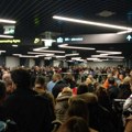 Svedočenja putnika o kolapsu na beogradskom aerodromu: Ukrcali su se u avion, a onda im je pilot rekao da moraju nazad