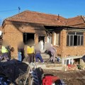 Zaposleni i osuđenici OZ Zaječar pomažu devetočlanoj porodici koja je ostala bez kuće u požaru (foto)