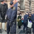 Šokantna scena ispred švedskog parlamenta: Greta Tunberg blokirala ulaz u zgradu, a evo šta je uradila policija (foto/…