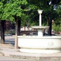 Iz nje nekada teklo vino, a poslednje dve decenije ni voda: Bela livena fontana na Gradskom trgu u Vršcu ponovo počinje da…