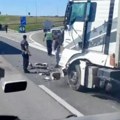 Sudar dva kamiona kod isključenja za Dobanovce: Prvo se čuo jak prasak a onda se rasuli delovi po auto-putu (video)