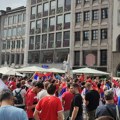 Srbi i Slovenci pokazali kako treba da izgleda navijački obračun! Sjajne scene iz centra Minhena! Napravili dva kopa, a…