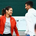 Nije mogla da skine osmeh sa lica: Novak slikan u društvu prelepe teniserke pred prvi meč na Vimbldonu