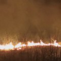 Ogroman šumski požar u centru Podgorice Vatru gasi 20 vatrogasaca a pomažu im i građani, pepeo pada po okolnim naseljima