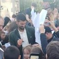 Novak hteo kući, deca mu nisu dala da prođe: Pogledajte kako su klinci opkolili najboljeg ikad