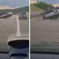 Prevrnuta prikolica nasred auto-puta Beograd-Niš: Neverovatna scena kod Pojata