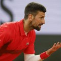 Novak prošao pored srpskih novinara i naglo se okrenuo: Pogledao u ekran i predomislio se pred meč sa Sinerom