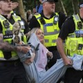 Policija ih vukla po asfaltu i pendrečila: Uhapšeno 425 demonstranata u Londonu (video)