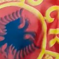 Sramna provokazcija Zastavu zločinaca postavili na ulaz ambasade Srbije u Hagu