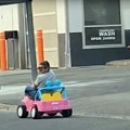 Pijan vozio dečji Barbimobil - ostao bez dozvole i završio na sudu VIDEO