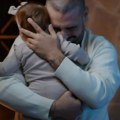 Darko Lazić se topi dok drži ćerku u naručju: Mala Srna prvi put pred kamerama, pevač pokazao nežnu stranu