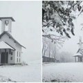 (Foto) prizor kao iz bajke Mala crkva na padinama Suvobora dočekala prvi sneg, mesto gde se mladi venčavaju i deca krste…