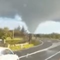 Superćelijska oluja napravila haos. Ljudi u šoku gledali kako vrtlog vetra čupa drveće i delove konstrukcija!