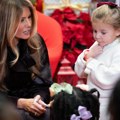 Melanija Tramp s Deda Mrazom posetila dečju bolnicu pred Božić: Čitala im priču, pa uputila najlepše želje