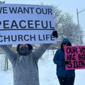 'Beograde, da li nas čuješ': Meseci protesta ispred srpske crkve u Klivlendu