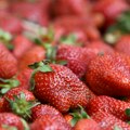 Stigle prve jagode: Cena ostavila kupce bez reči, a jedna tradicionalna namirnica im "za petama"