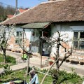 Živela u trošnoj dedinoj kući, ni kupatila nisu imali: Naša pevačica odrasla u bedi, a sad mlati lovu na nastupima, ocu…
