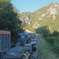 Čekamo dva sata, kolona je kilometarska: Kolaps na graničnom prelazu Gostun – Srbi masovno krenuli na primorje