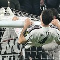Navijači Juventusa uleteli na teren - Gati "pokošen" sa leđa VIDEO
