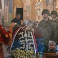 Kovčeg sa telom Ratka Mladića izložen u crkvi Svetog Luke na Vidikovcu, građani u redovima čekaju da mu odaju poštu