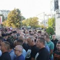 (Foto) Kovčeg sa telom Ratka Mladića izložen u crkvi na Vidikovcu, građani u redovima čekaju da mu odaju poštu